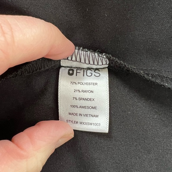 FIGS Rafaela Oversized V-Neck Scrub Top in Black, size XL - Picture 7 of 9